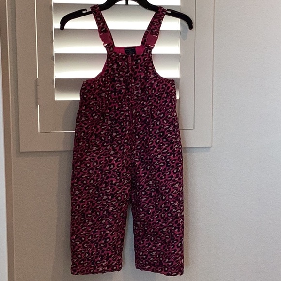 Faded Glory Girls' Pink Bibs Overalls, Size 3T, great condition.❄️🎿❄️⛷️❄️🏂 - Picture 3 of 5